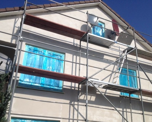 Sollen nur Außenbereiche renoviert werden oder planen Sie weitere Erneuerungen? Als Partner für Trockenbau und Malerarbeiten aller Art übernehmen wir auch die vollständige Hausrenovierung, auch in allen Innenbereichen. Vom Stellen des Gerüstes, über eine neue Beschichtung Ihrer Hausfassade, bis hin zur Fertigstellung.