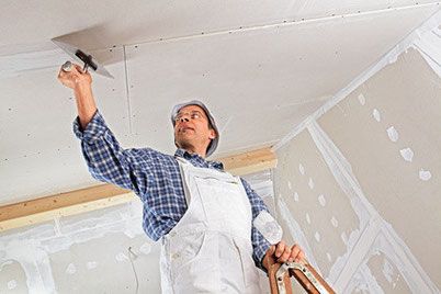 Sollen nur Außenbereiche renoviert werden oder planen Sie weitere Erneuerungen? Als Partner für Trockenbau und Malerarbeiten aller Art übernehmen wir auch die vollständige Hausrenovierung, auch in allen Innenbereichen. Vom Stellen des Gerüstes, über eine neue Beschichtung Ihrer Hausfassade, bis hin zur Fertigstellung.