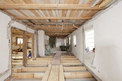 Sollen nur Außenbereiche renoviert werden oder planen Sie weitere Erneuerungen? Als Partner für Trockenbau und Malerarbeiten aller Art übernehmen wir auch die vollständige Hausrenovierung, auch in allen Innenbereichen. Vom Stellen des Gerüstes, über eine neue Beschichtung Ihrer Hausfassade, bis hin zur Fertigstellung.